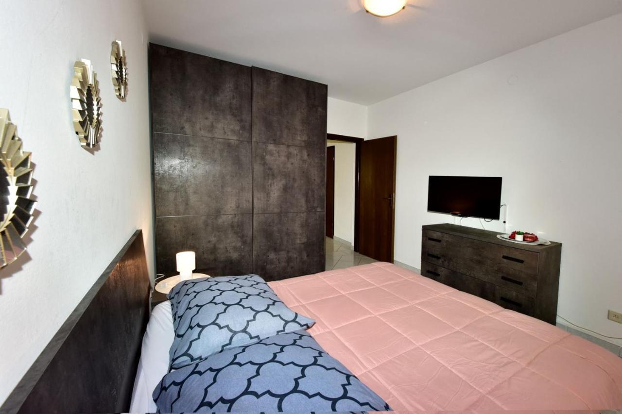 Apartments House Anna For Max 13 Persons In Porec, Pet Friendly Exterior foto