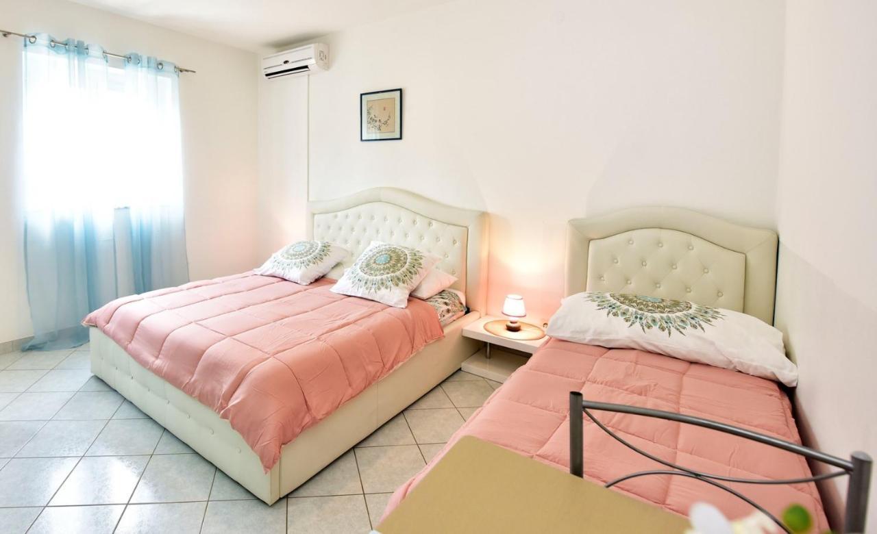 Apartments House Anna For Max 13 Persons In Porec, Pet Friendly Exterior foto
